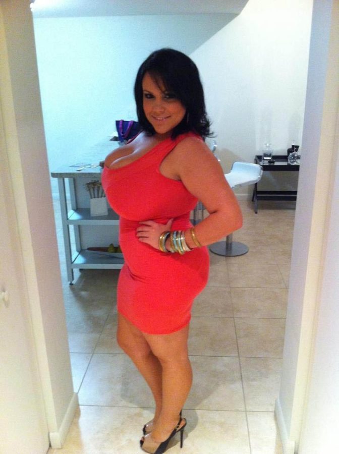 Amateur busty milf with big natural tits