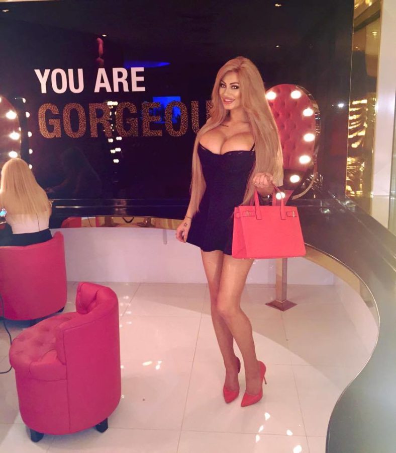 Bimbo with big tits loves to shop