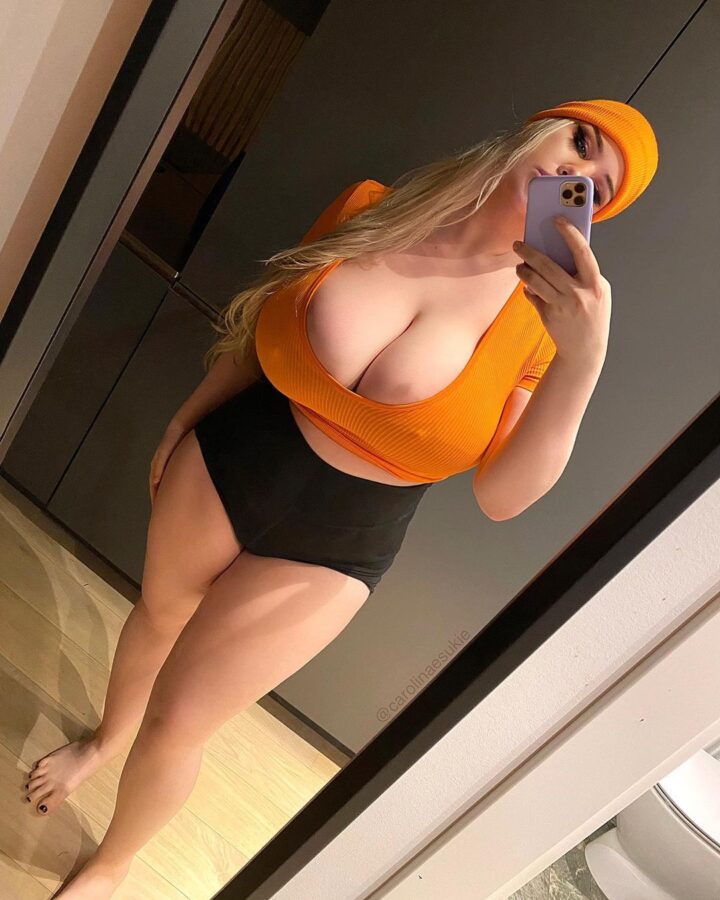 Hot instagram selfie from busty natural Carolina Sukie