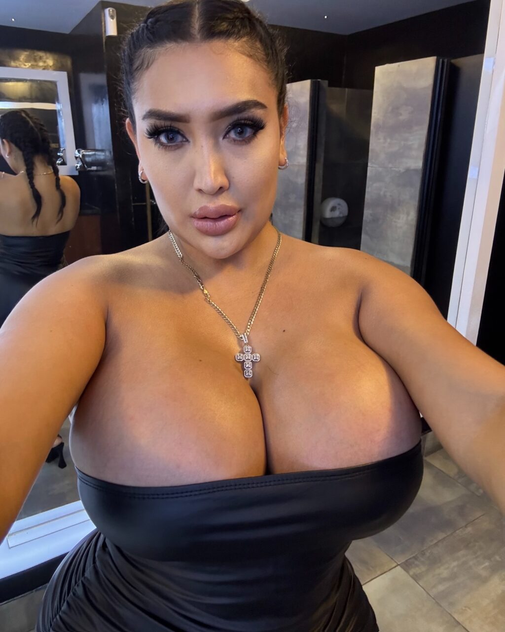 Huge boobs greetings from Italy