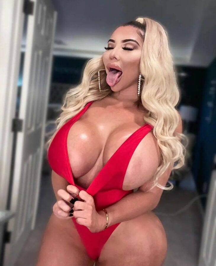 Latina bimbo ready for cum load in her mouth
