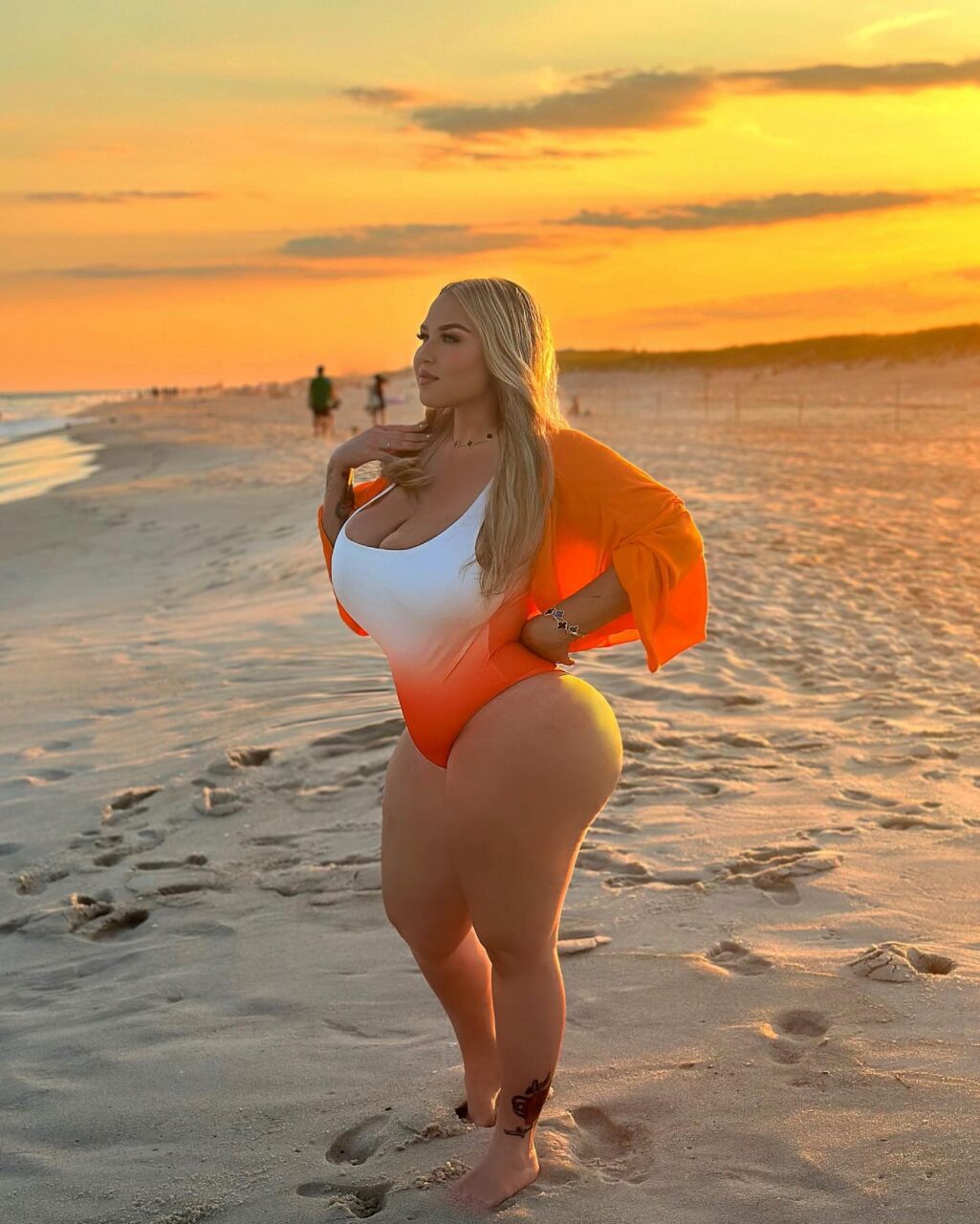 Heave boobs and ass of hot young Mandi on the public beach